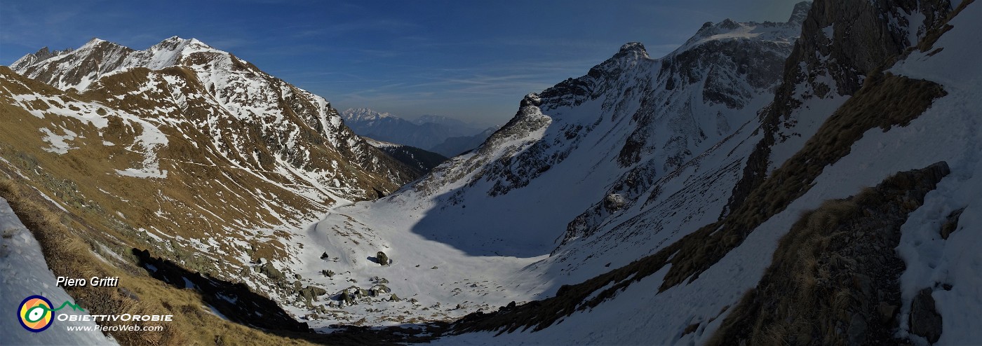 38 Vista dal sent. 108 sulla conca della Val Salmurano.jpg